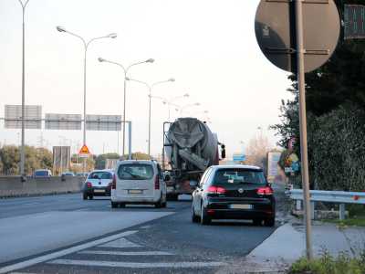 Il tratto viario nel punto in cui si innesta con la corsia di destra della tangenziale � troppo stretto: ci si ritrova �di botto� sulla statale. E� necessario praticamente fermarsi per non impattare con le automobili che percorrono la circonvallazione sulla destra